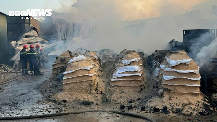 Ch&aacute;y xưởng m&ugrave;n cưa ở TP . HCM khiến 3 người bị thương , khẩn trương dập lửa - Ảnh 1.