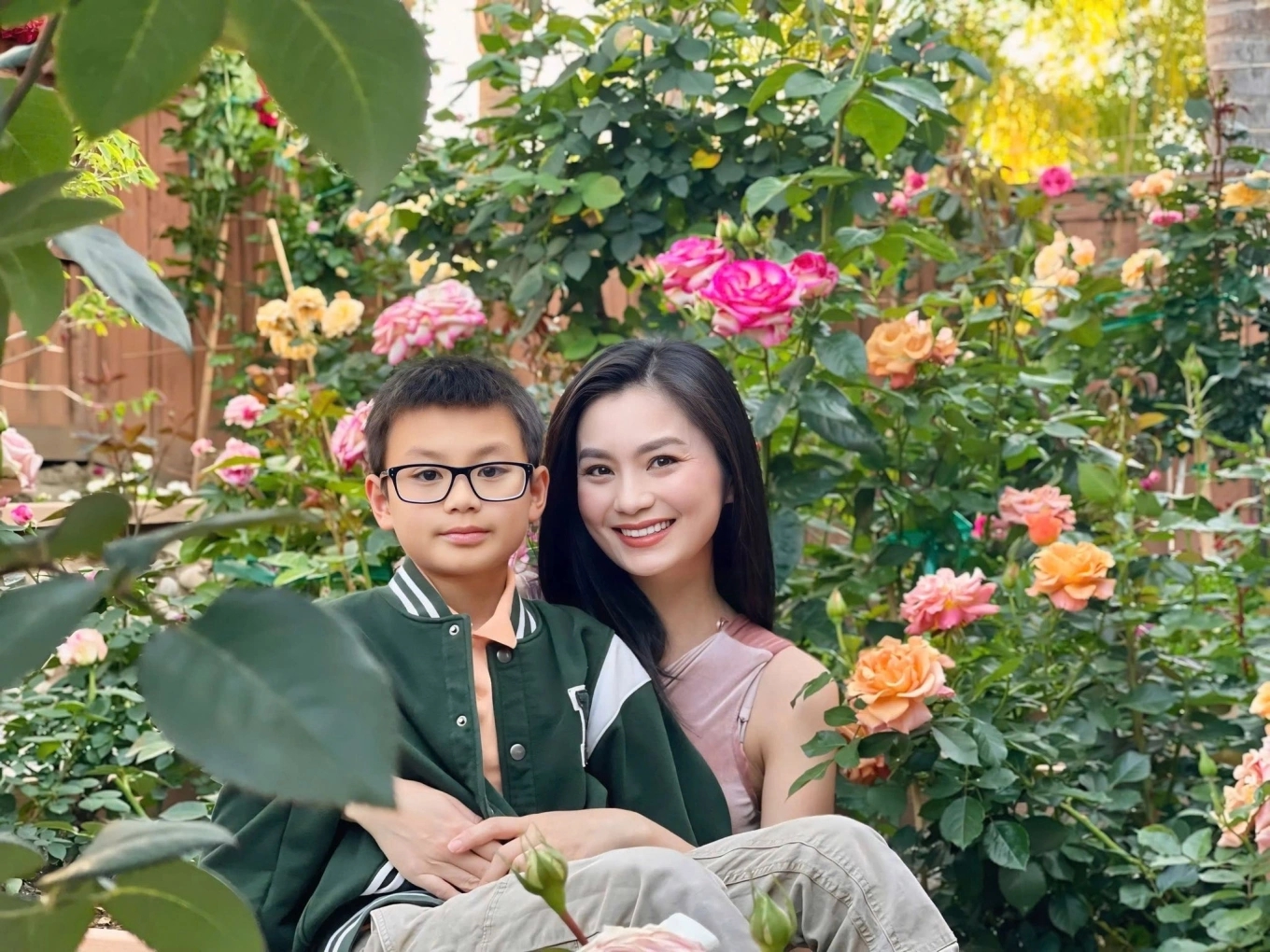 Diễn vi&ecirc;n phim giờ v&agrave;ng VTV đang thăng hoa bỗng sang Mỹ: Soi 1 chi tiết dạy con kh&ocirc;ng ch&ecirc; được!- Ảnh 1.