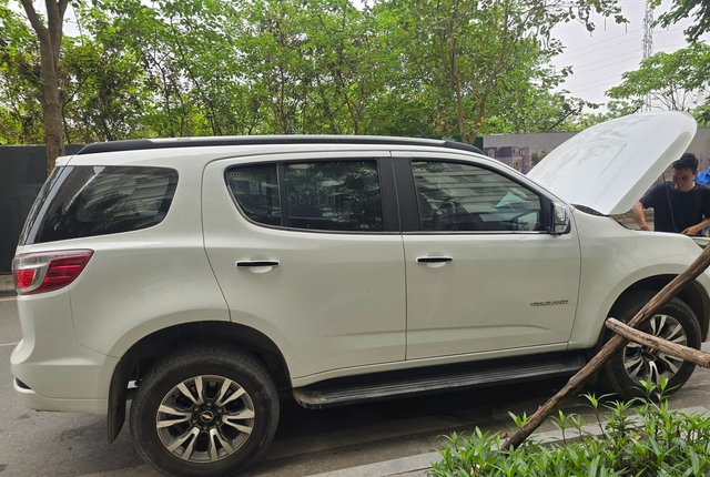 Thấy chiếc &ocirc; t&ocirc; lạ đậu trước cửa nh&agrave;, t&ocirc;i chưa hết b&agrave;ng ho&agrave;ng th&igrave; &ocirc;ng th&ocirc;ng gia bước xuống th&ocirc;ng b&aacute;o- Ảnh 1.