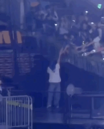 Sự cố kinh ho&agrave;ng: G&atilde;y r&agrave;o chắn kh&aacute;n đ&agrave;i khiến nhiều người rơi từ tr&ecirc;n cao xuống tại concert của Super Junior- Ảnh 1.