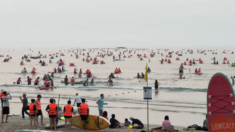 Cảnh tượng tr&ecirc;n b&atilde;i biển Đ&agrave; Nẵng l&uacute;c s&aacute;ng sớm khiến nhiều người thốt l&ecirc;n: Kh&ocirc;ng tin v&agrave;o mắt m&igrave;nh! - Ảnh 1.