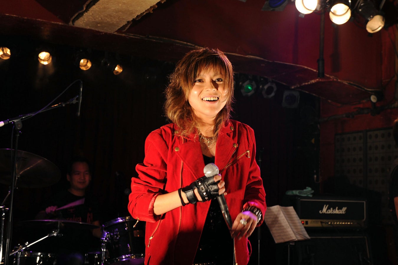 Nữ ca sĩ Nhật Bản l&agrave;m HLV trưởng tuyển b&oacute;ng đ&aacute;  Singapore - Ảnh 2.