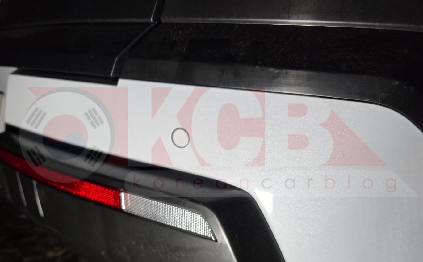 B&oacute;c t&aacute;ch chi tiết thiết kế mới lạ tr&ecirc;n Hyundai Tucson 2027: Đ&egrave;n mới đặt rất thấp, xi-nhan dạng dọc, m&agrave;n h&igrave;nh ng&agrave;y c&agrave;ng lớn- Ảnh 4.