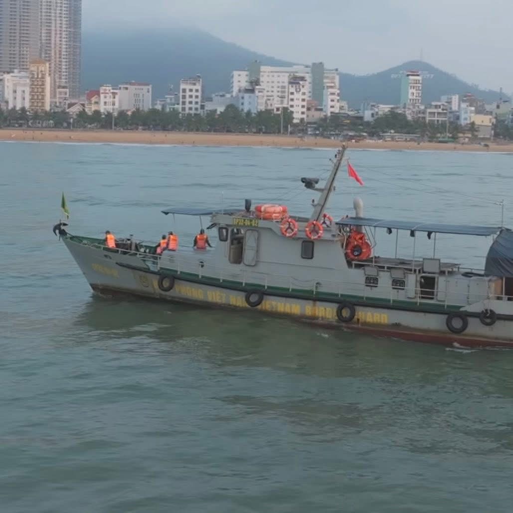 Huy động tàu cá thả lưới tìm nam sinh lớp 12 mất tích trên biển Quy Nhơn - Ảnh 2.
