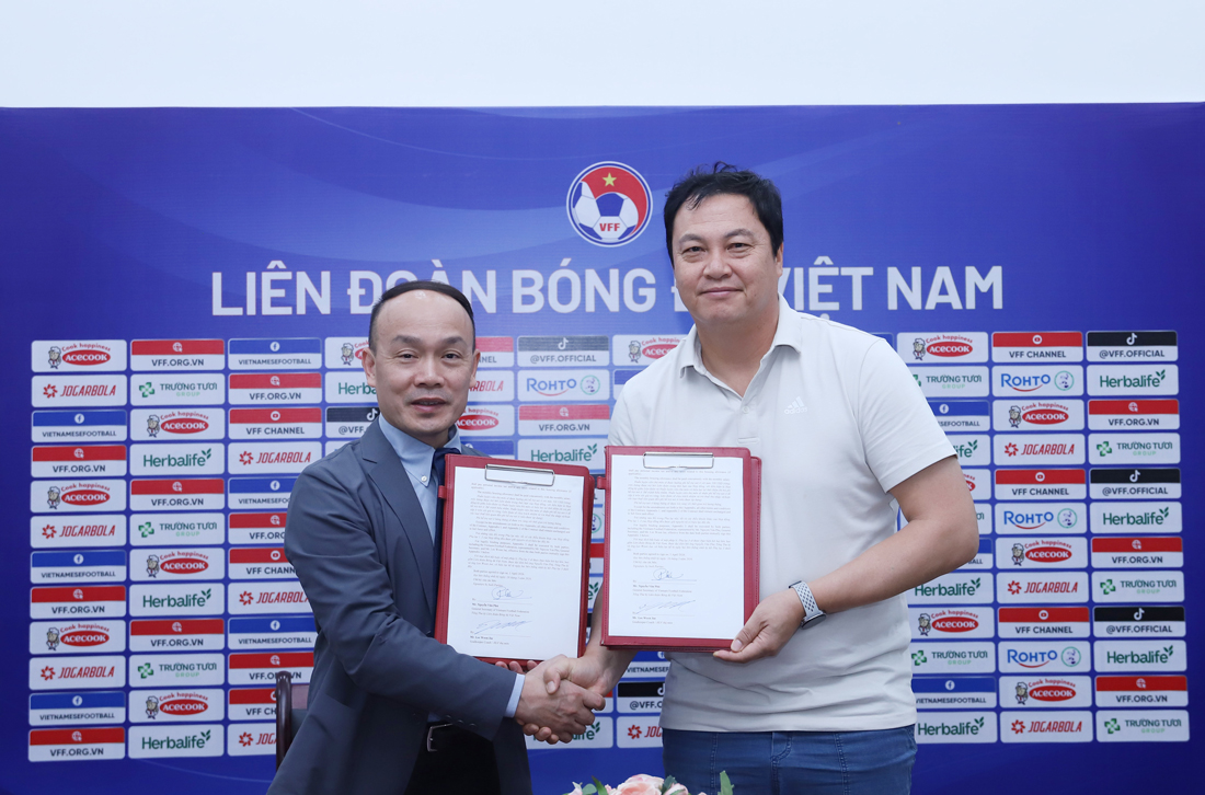 Huyền thoại b&oacute;ng đ&aacute; H&agrave;n Quốc chốt hợp đồng với đội tuyển Việt Nam - Ảnh 1.