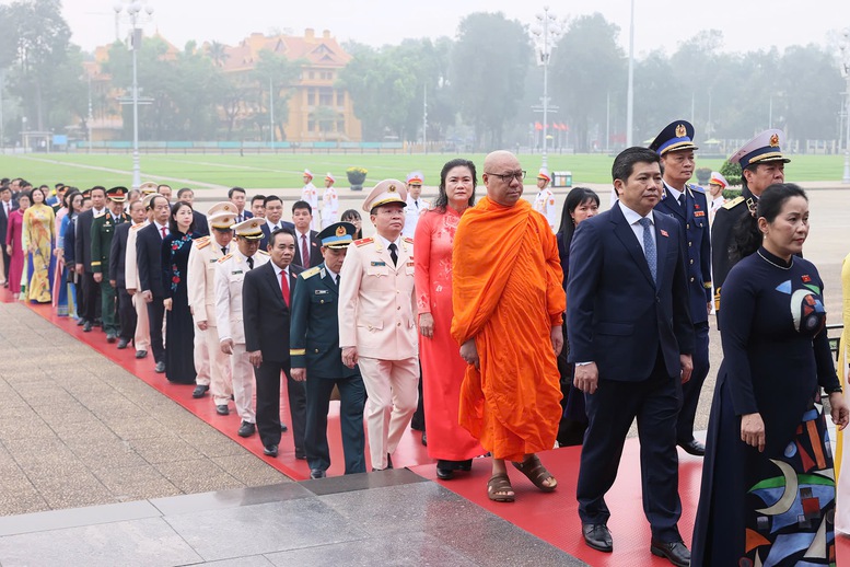 Đại biểu Quốc hội kh&oacute;a XVI viếng Chủ tịch Hồ Ch&iacute; Minh trước kỳ họp thứ nhất - Ảnh 4.