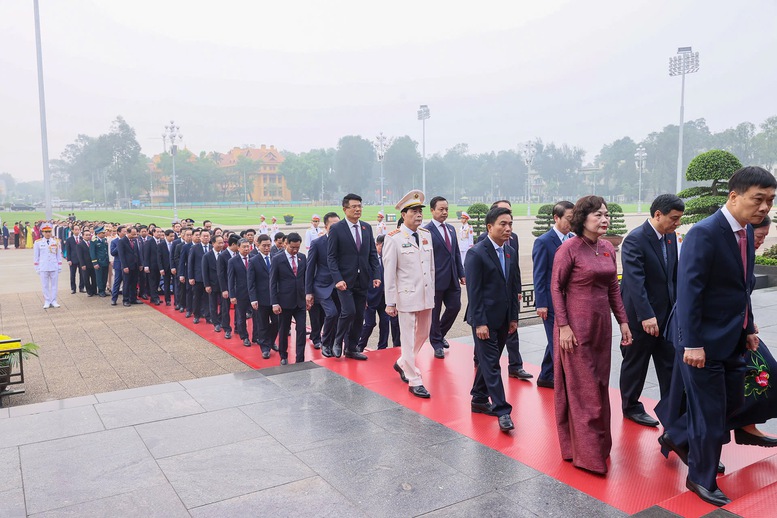 Đại biểu Quốc hội kh&oacute;a XVI viếng Chủ tịch Hồ Ch&iacute; Minh trước kỳ họp thứ nhất - Ảnh 3.