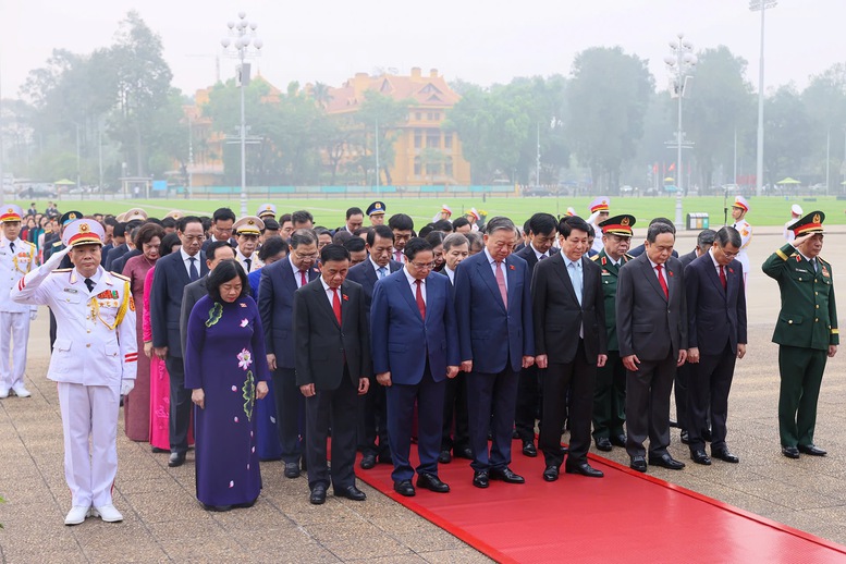 Đại biểu Quốc hội kh&oacute;a XVI viếng Chủ tịch Hồ Ch&iacute; Minh trước kỳ họp thứ nhất - Ảnh 2.