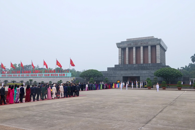 Đại biểu Quốc hội kh&oacute;a XVI viếng Chủ tịch Hồ Ch&iacute; Minh trước kỳ họp thứ nhất - Ảnh 5.