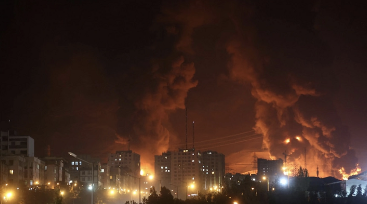 Israel tấn c&ocirc;ng nh&agrave; m&aacute;y h&oacute;a dầu lớn nhất Iran năm 2026 - Ảnh 1.