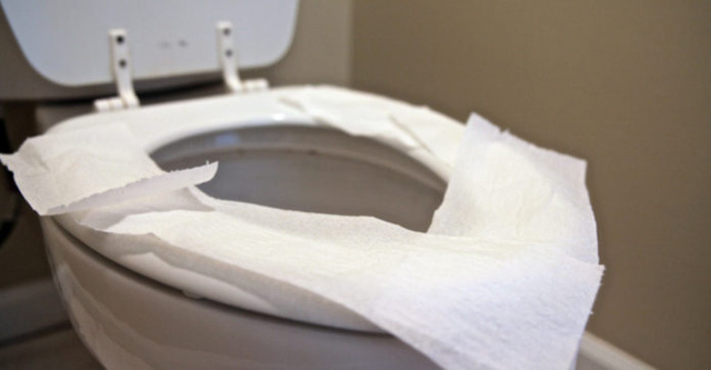 Ngồi xổm hay l&oacute;t giấy khi sử dụng nh&agrave; vệ sinh c&ocirc;ng cộng v&agrave; sự thật - Ảnh 1.