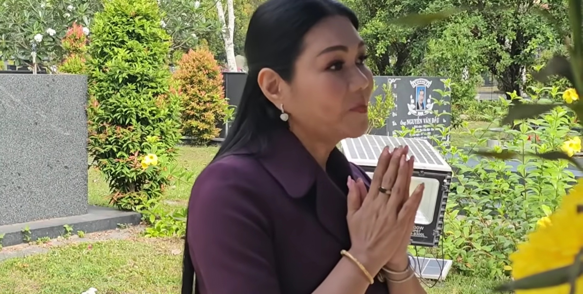 Nữ NSƯT từ Hà Nội về, sáng sớm vội ra mộ Vũ Linh gấp, nói 1 điều - Ảnh 1.