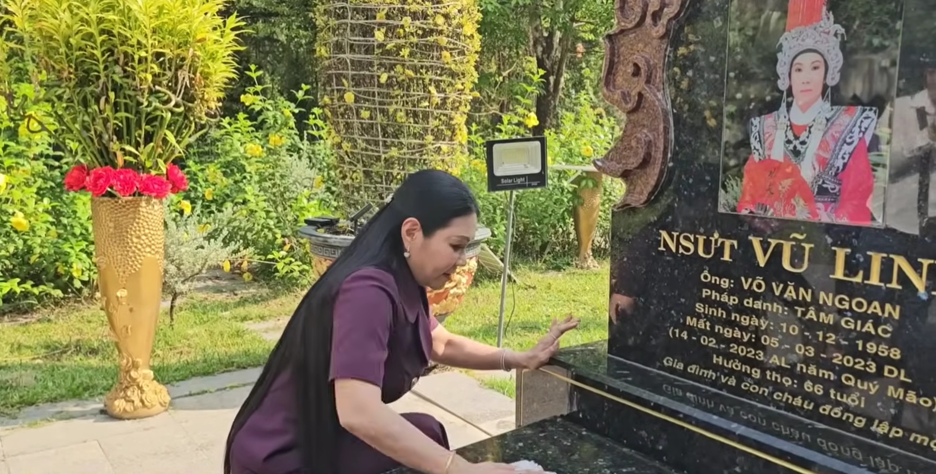 Nữ NSƯT từ H&agrave; Nội về, s&aacute;ng sớm vội ra mộ Vũ Linh gấp, n&oacute;i 1 điều - Ảnh 2.