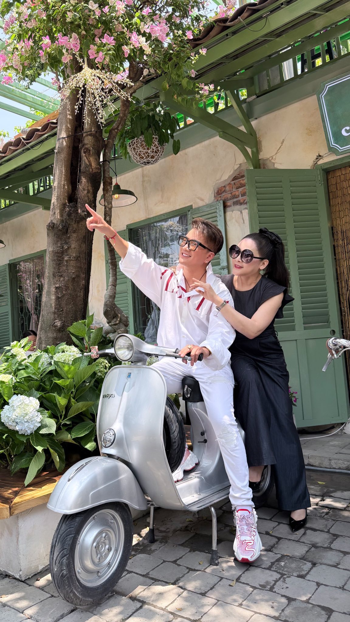 Nữ nghệ sĩ ở Mỹ về b&iacute; mật đến chỗ "&ocirc;ng ho&agrave;ng nhạc Việt" một thời b&aacute;n cafe, U60 vẫn được gọi l&agrave; b&eacute; - Ảnh 2.