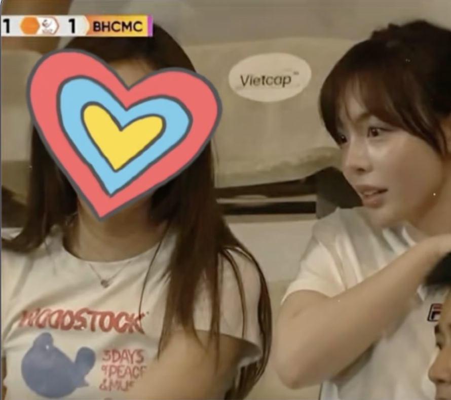 Camera nh&agrave; đ&agrave;i "t&oacute;m d&iacute;nh" hotgirl bắn s&uacute;ng Ph&iacute; Thanh Thảo xinh đẹp đi cổ vũ L&yacute; Đức (U23 Việt Nam), đập tan tin đồn rạn nứt- Ảnh 1.