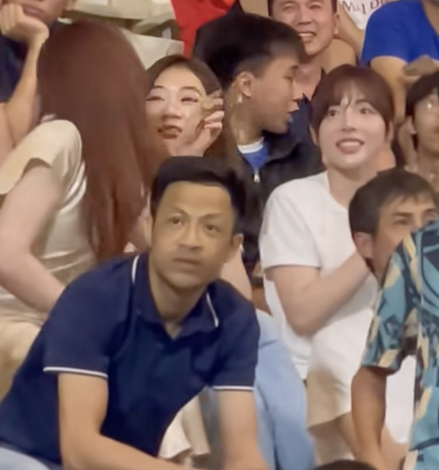 Camera nh&agrave; đ&agrave;i "t&oacute;m d&iacute;nh" hotgirl bắn s&uacute;ng Ph&iacute; Thanh Thảo xinh đẹp đi cổ vũ L&yacute; Đức (U23 Việt Nam), đập tan tin đồn rạn nứt- Ảnh 2.