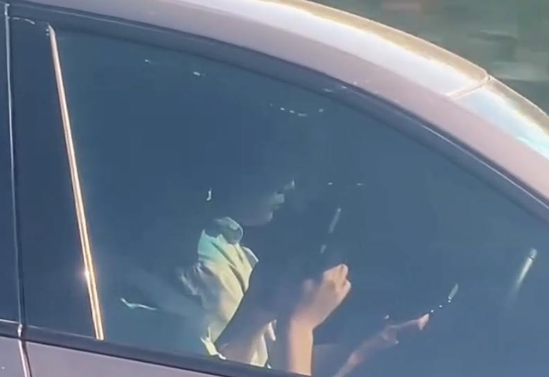 CSGT ho&aacute; trang, ghi h&igrave;nh t&agrave;i xế &ocirc; t&ocirc; d&ugrave;ng điện thoại khi l&aacute;i xe - Ảnh 1.