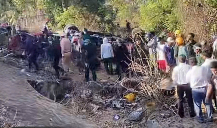 Xe kh&aacute;ch lao xuống vực ở L&acirc;m Đồng , nhiều người thương vong nghi&ecirc;m trọng - Ảnh 1.