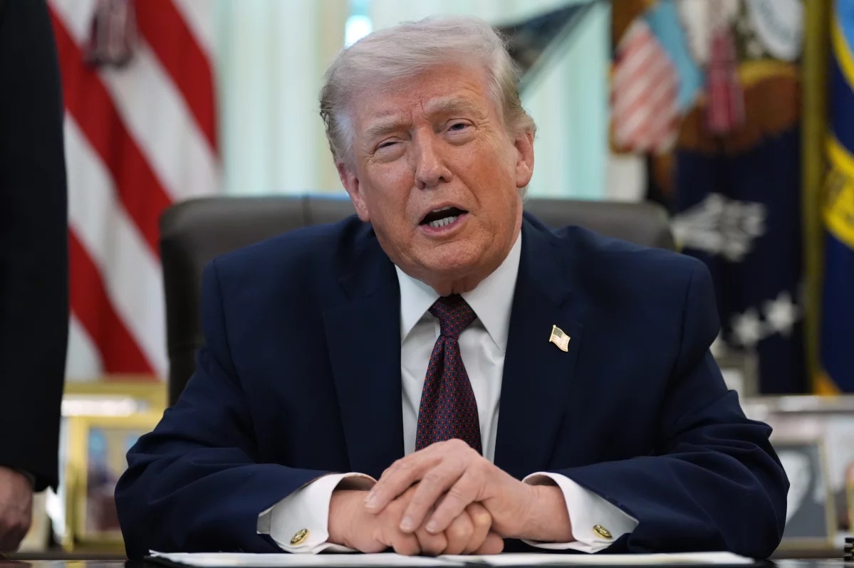 Tổng thống Mỹ n&oacute;i đ&atilde; gửi "rất nhiều s&uacute;ng" cho người biểu t&igrave;nh Iran - Ảnh 1.