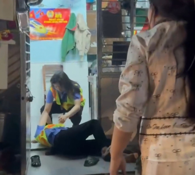 CLIP: Hai nữ g&aacute;c t&agrave;u ở Đ&agrave; Nẵng bị h&agrave;nh hung khi l&agrave;m nhiệm vụ - Ảnh 2.