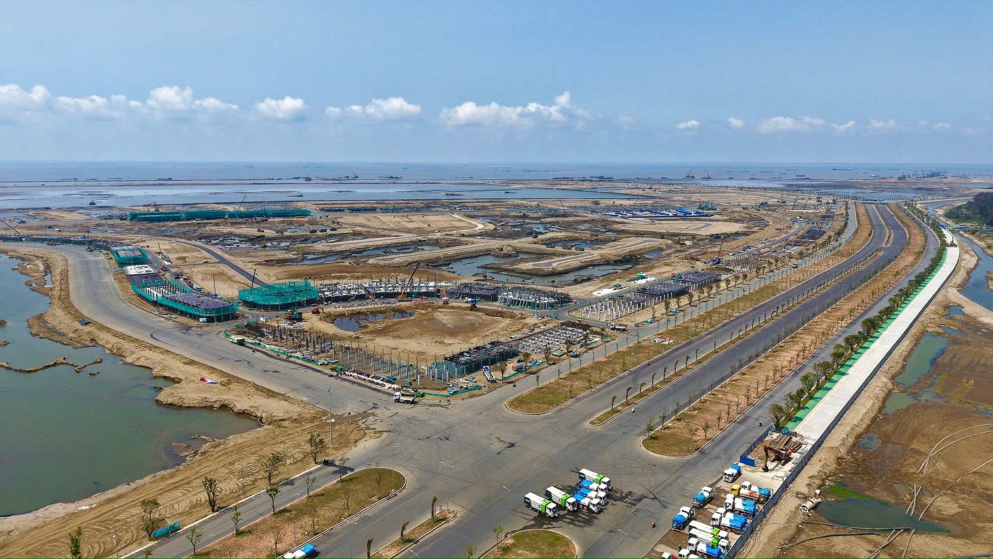 Từ 20 năm đến vài tháng: Cuộc xoay chuyển không tưởng của hạ tầng Cần Giờ dưới bàn tay Vingroup - Ảnh 2. Từ 20 năm đến vài tháng: Cuộc xoay chuyển không tưởng của hạ tầng Cần Giờ dưới bàn tay Vingroup - Ảnh 2.