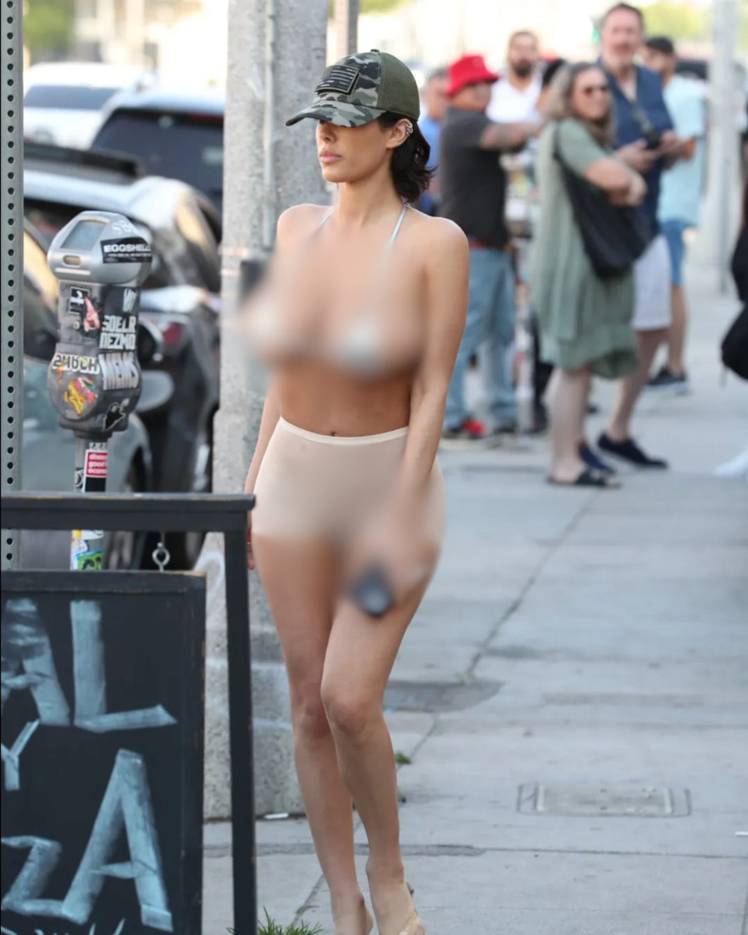 Vợ Kanye West hở hang tới nực cười, chồng đi b&ecirc;n cạnh lại k&iacute;n m&iacute;t khiến cả phố ngo&aacute;i nh&igrave;n- Ảnh 3.