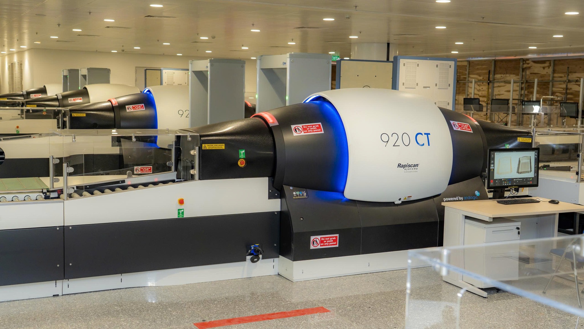 Gallery - Khách đi máy bay lưu ý: Từ bây giờ, có thể dùng vé máy bay giấy để làm 1 việc tại sân bay Nội Bài