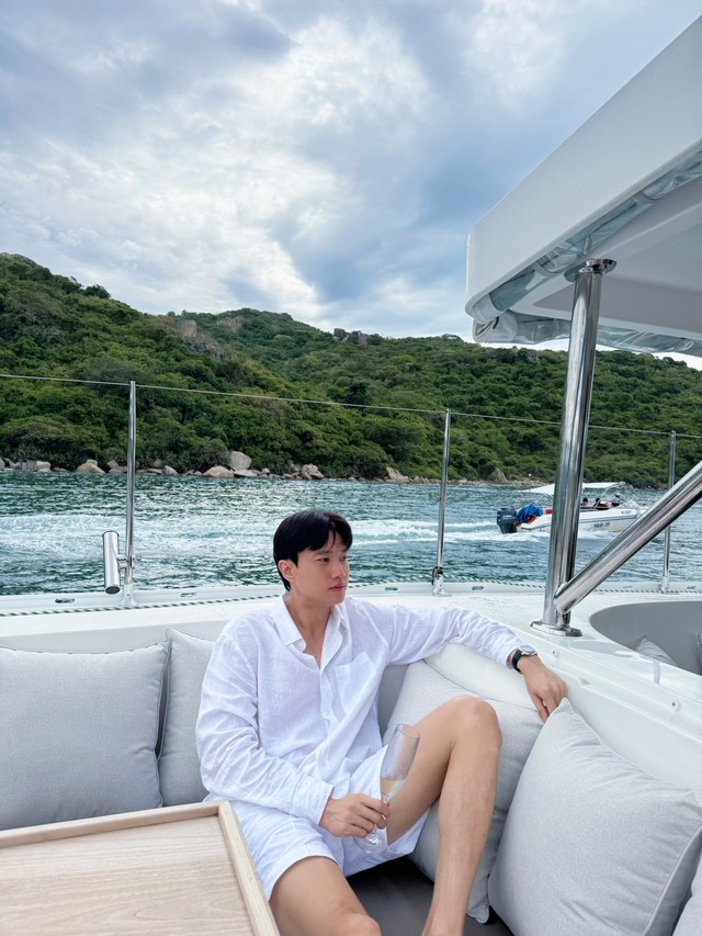 Ch&acirc;n dung chủ tịch thương hiệu mỳ bị đồn hẹn h&ograve; Ngọc Trinh, Tiểu Vy- Ảnh 9.