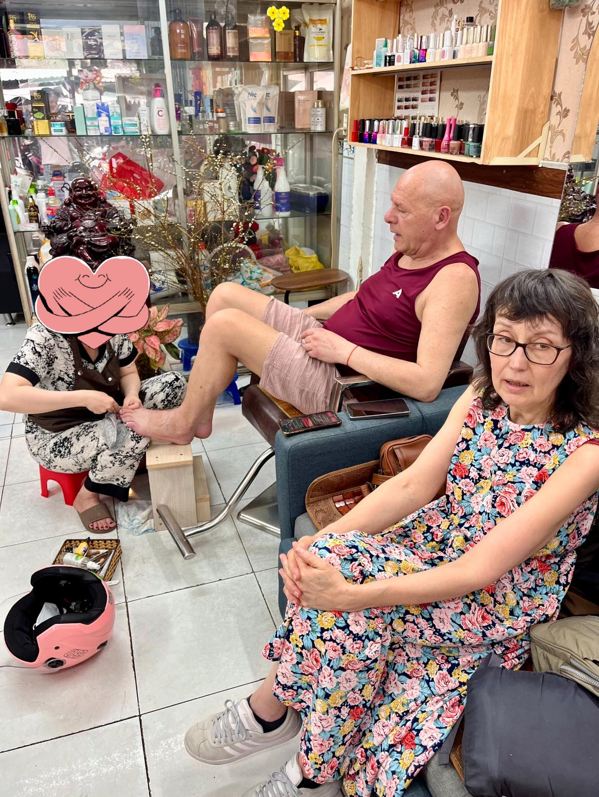 2 th&aacute;ng "ho&agrave; tan" của vợ chồng người Ph&aacute;p được sui gia Việt Nam dẫn đi tắm s&ocirc;ng, đi nhậu, tập nằm v&otilde;ng- Ảnh 4.