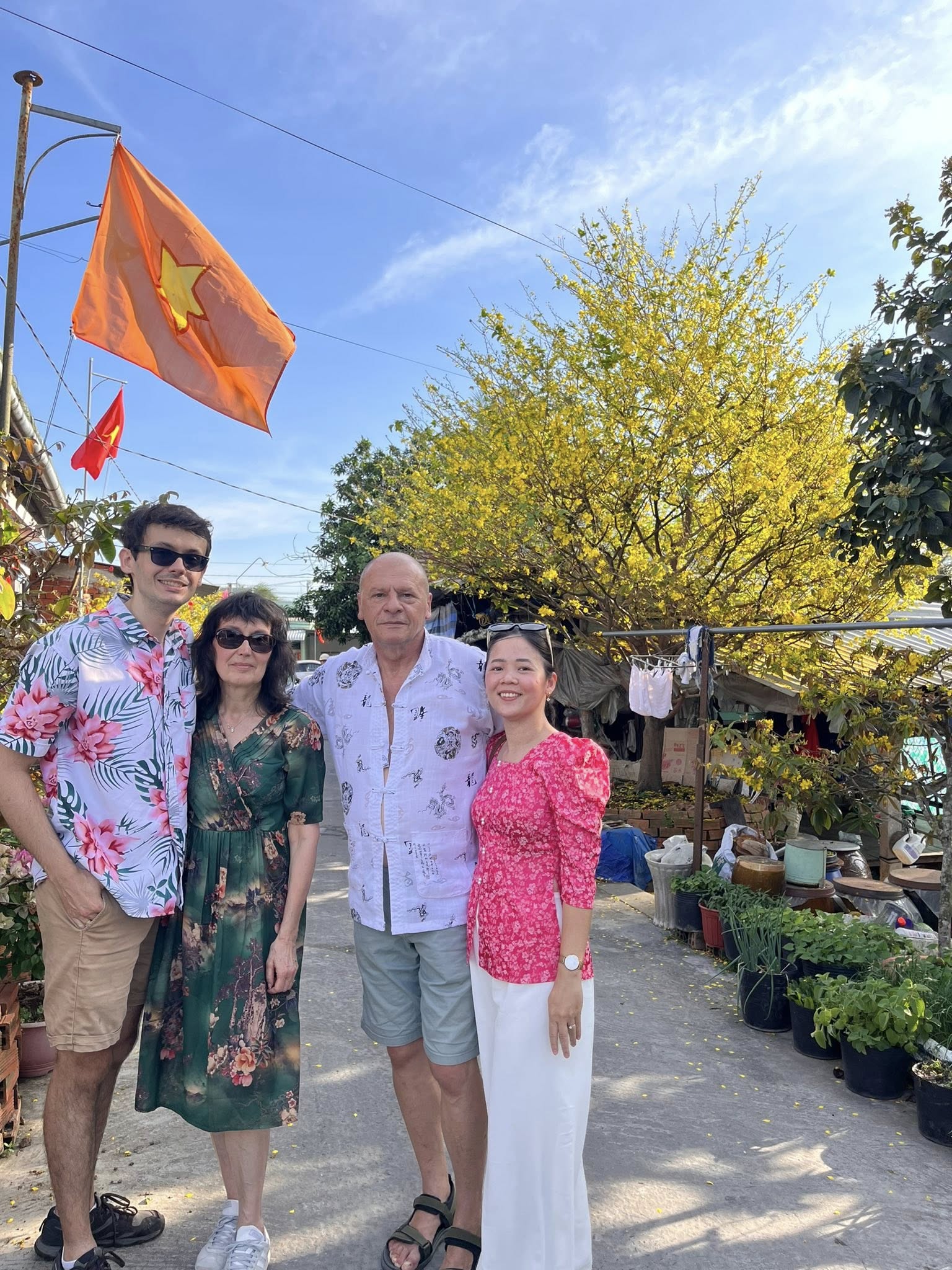 2 th&aacute;ng "ho&agrave; tan" của vợ chồng người Ph&aacute;p được sui gia Việt Nam dẫn đi tắm s&ocirc;ng, đi nhậu, tập nằm v&otilde;ng- Ảnh 3.