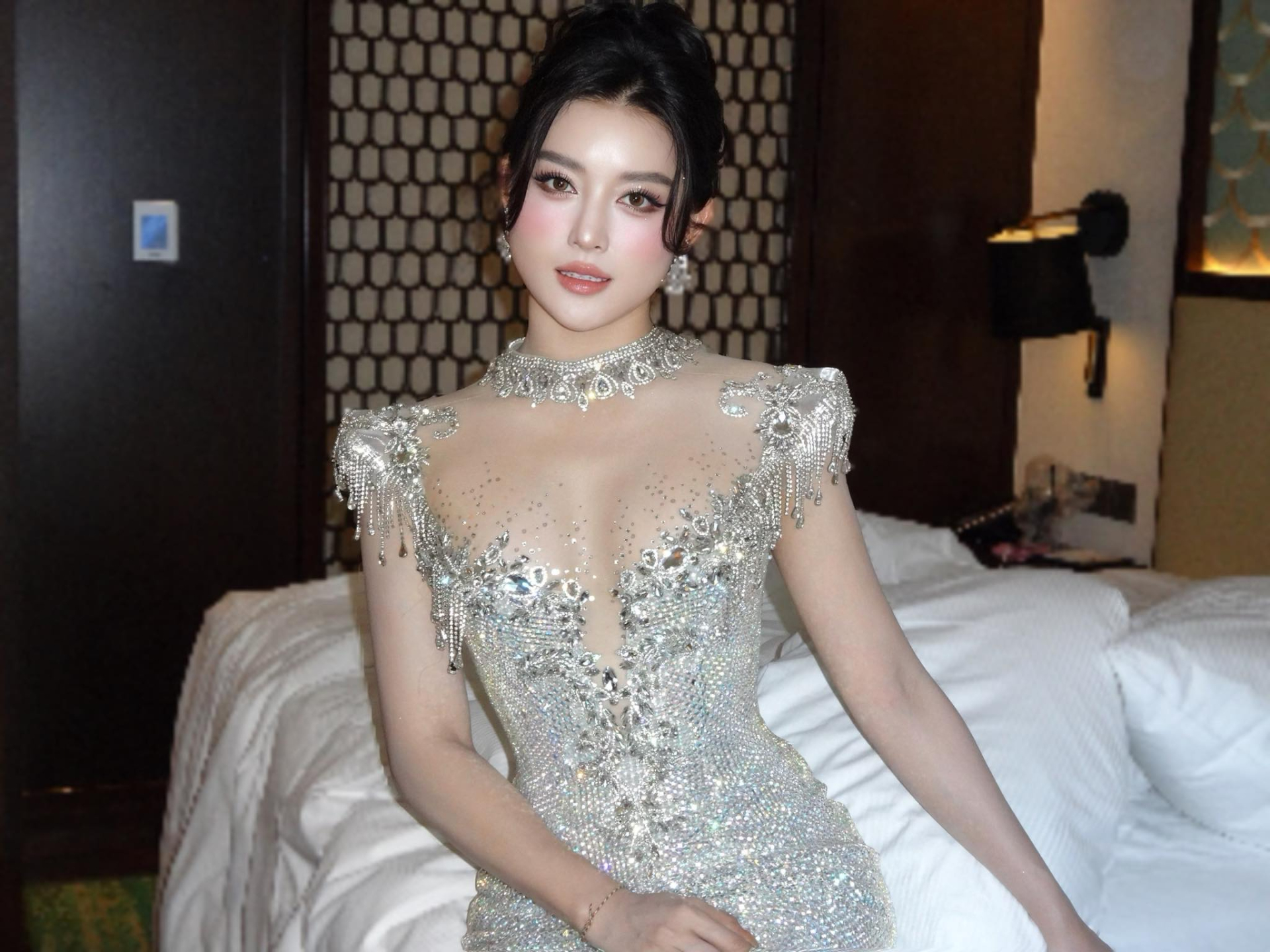 &Aacute; hậu Huyền My thanh l&yacute; gi&agrave;y hiệu nhưng b&ugrave;ng nổ tranh c&atilde;i: "Đen đen bẩn bẩn thế n&agrave;y m&agrave; cũng đi pass!" - Ảnh 2.