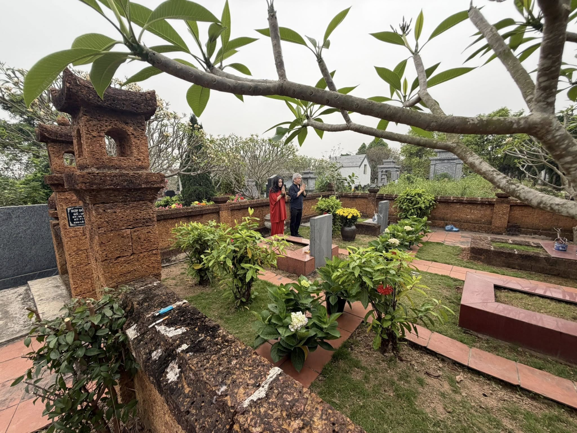 Nữ NSND U60 đưa chồng sắp cưới đi thăm mộ bố l&agrave; nhạc sĩ lẫy lừng của Việt Nam - Ảnh 3.