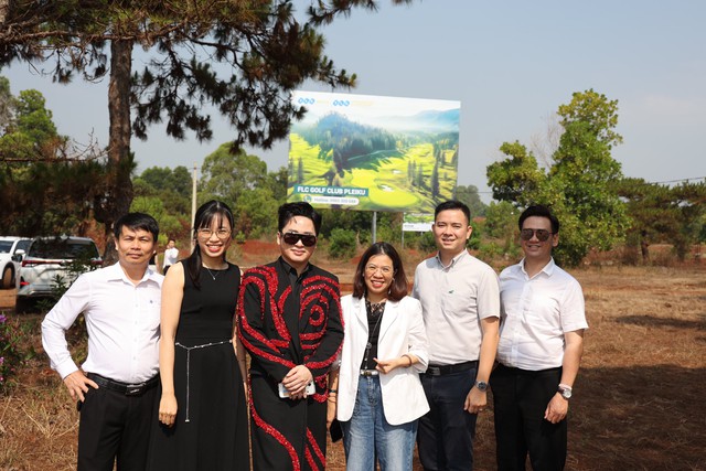 Ca sĩ Tùng Dương đi xem dự án của Chủ tịch Trịnh Văn Quyết trước khi hát tặng ông bài "Tái sinh" - Ảnh 1. Ca sĩ Tùng Dương đi xem dự án của Chủ tịch Trịnh Văn Quyết trước khi hát tặng ông bài "Tái sinh" - Ảnh 1.