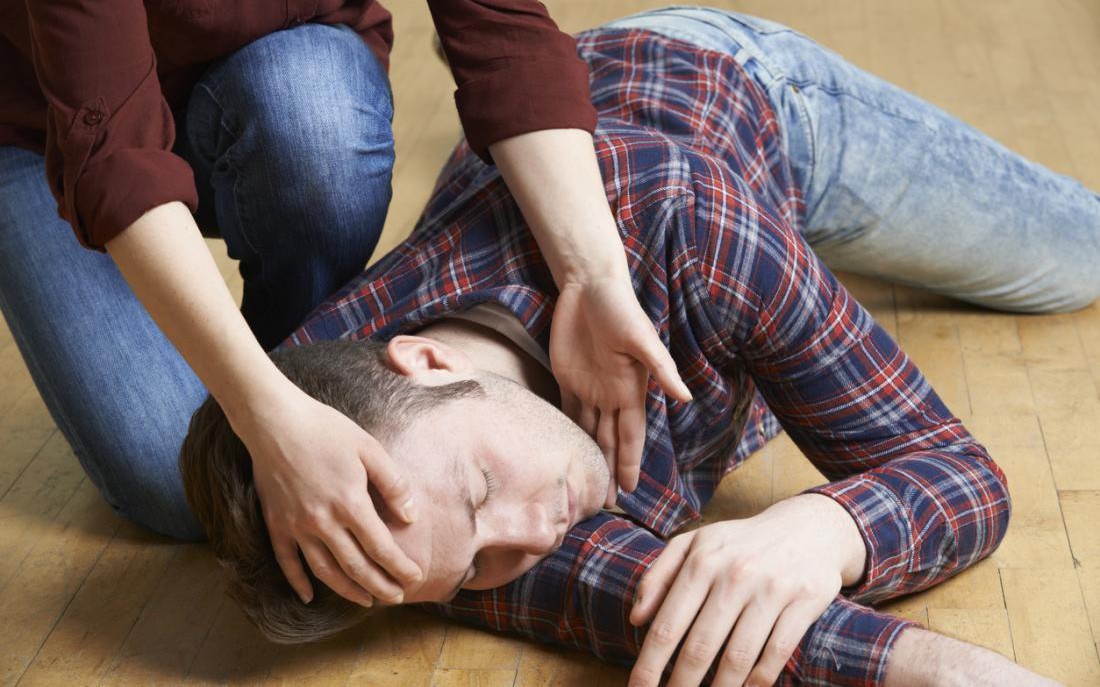 Người đ&agrave;n &ocirc;ng 33 tuổi liệt nửa người sau khi massage: B&aacute;c sĩ chỉ 2 chỗ ở cổ kh&ocirc;ng được t&ugrave;y tiện ấn mạnh - Ảnh 2.