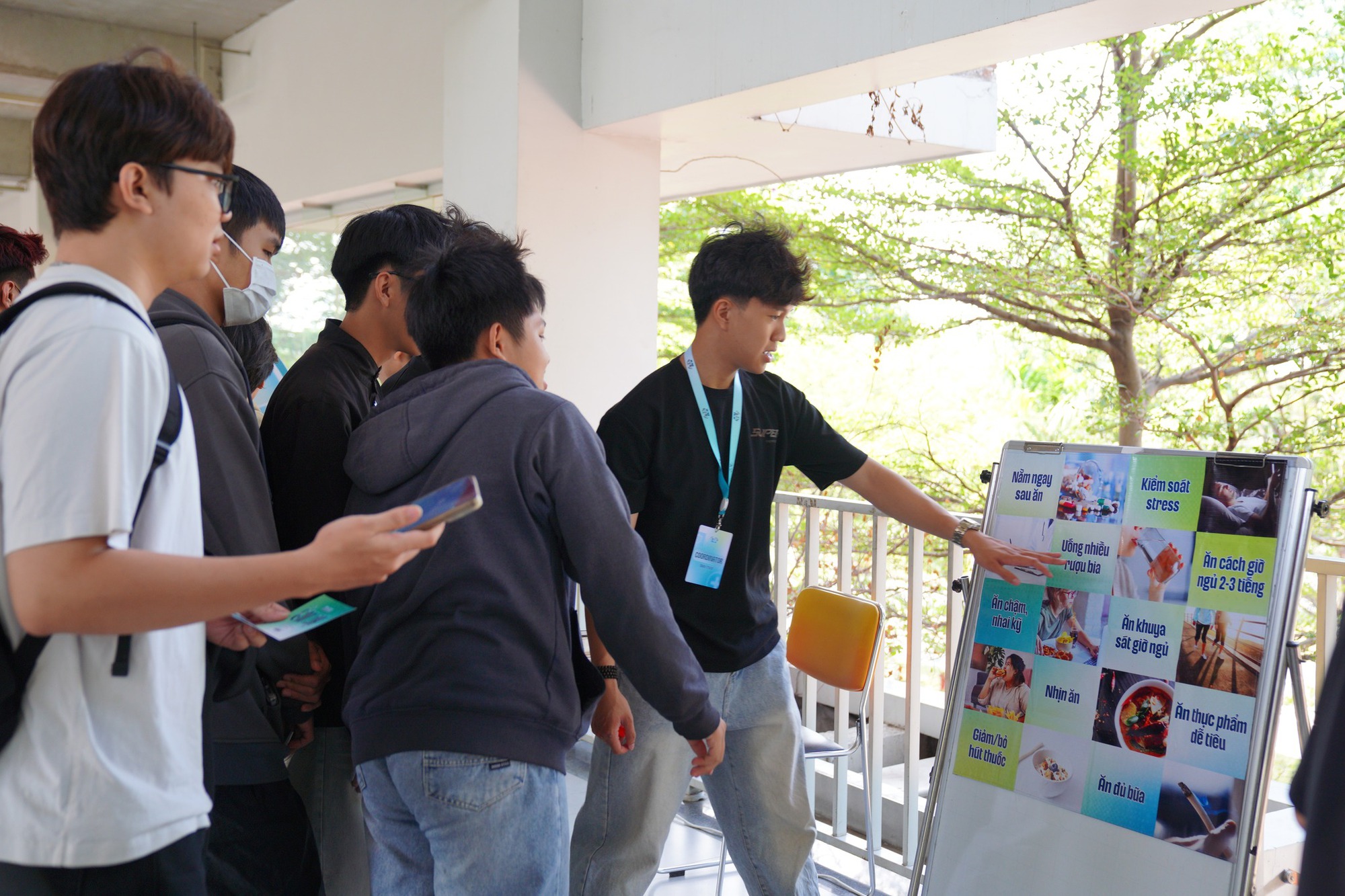 Người trẻ &ldquo;trả gi&aacute;&rdquo; v&igrave; lối sống thiếu l&agrave;nh mạnh - Ảnh 2.