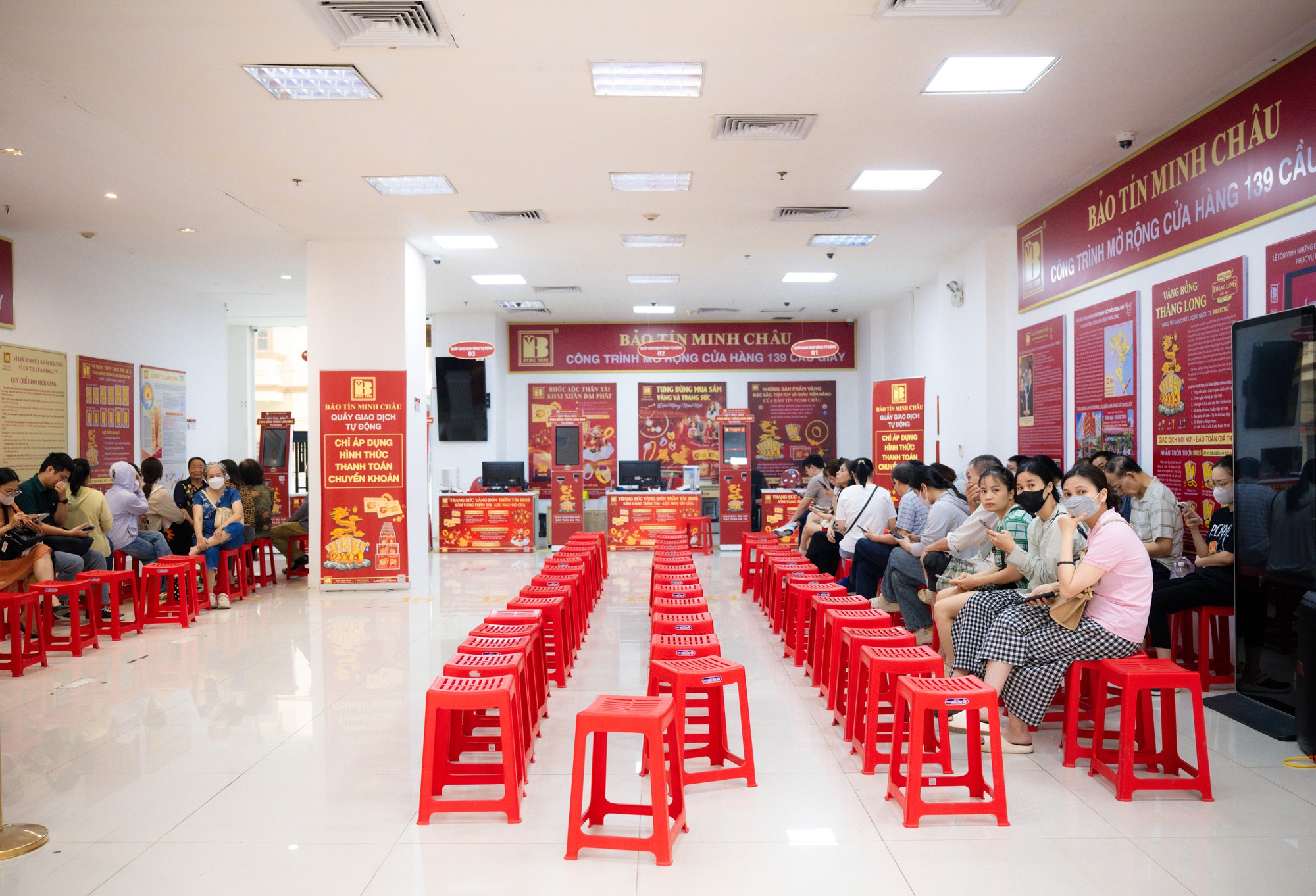 Ảnh, clip: T&igrave;nh h&igrave;nh tại cửa h&agrave;ng Bảo T&iacute;n Minh Ch&acirc;u sau th&ocirc;ng tin khởi tố cựu Tổng gi&aacute;m đốc C&ocirc;ng ty c&ugrave;ng con trai- Ảnh 5.