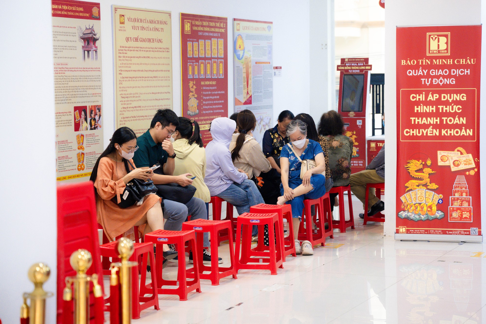 Ảnh, clip: T&igrave;nh h&igrave;nh tại cửa h&agrave;ng Bảo T&iacute;n Minh Ch&acirc;u sau th&ocirc;ng tin khởi tố cựu Tổng gi&aacute;m đốc C&ocirc;ng ty c&ugrave;ng con trai- Ảnh 6.