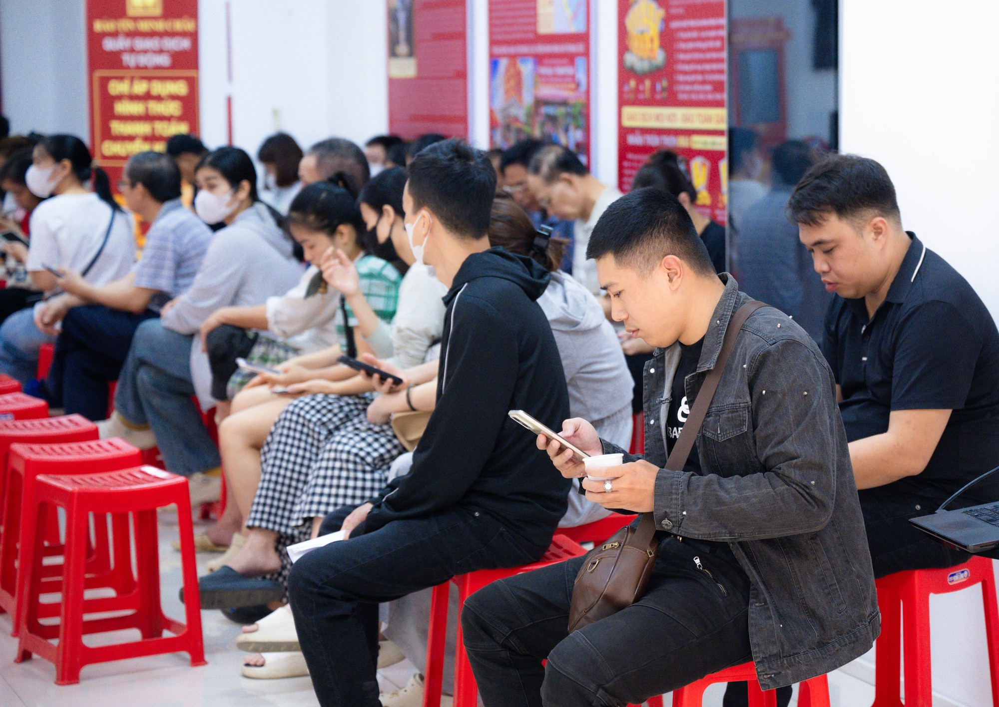 Ảnh, clip: T&igrave;nh h&igrave;nh tại cửa h&agrave;ng Bảo T&iacute;n Minh Ch&acirc;u sau th&ocirc;ng tin khởi tố cựu Tổng gi&aacute;m đốc C&ocirc;ng ty c&ugrave;ng con trai- Ảnh 4.