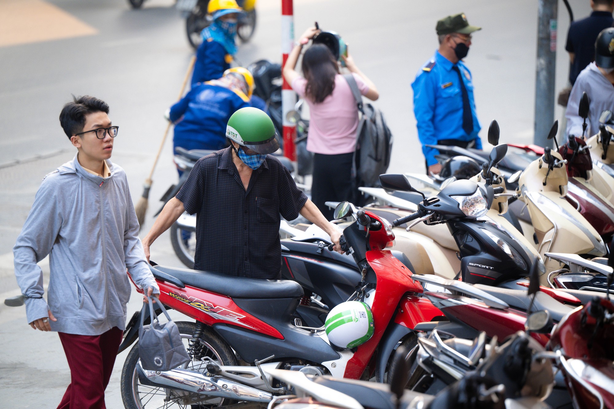 Ảnh, clip: T&igrave;nh h&igrave;nh tại cửa h&agrave;ng Bảo T&iacute;n Minh Ch&acirc;u sau th&ocirc;ng tin khởi tố cựu Tổng gi&aacute;m đốc C&ocirc;ng ty c&ugrave;ng con trai- Ảnh 8.