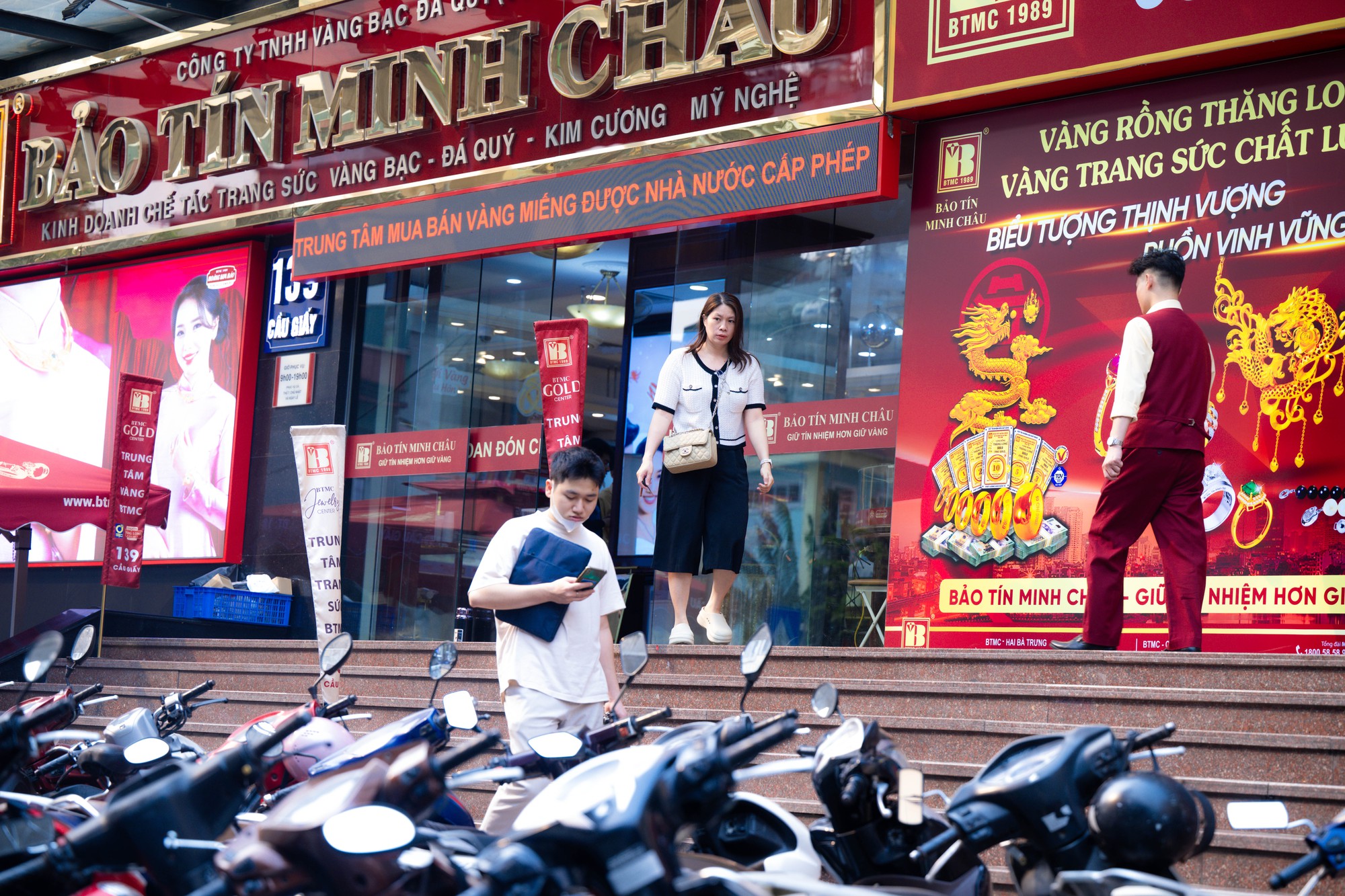 Ảnh, clip: T&igrave;nh h&igrave;nh tại cửa h&agrave;ng Bảo T&iacute;n Minh Ch&acirc;u sau th&ocirc;ng tin khởi tố cựu Tổng gi&aacute;m đốc C&ocirc;ng ty c&ugrave;ng con trai- Ảnh 9.