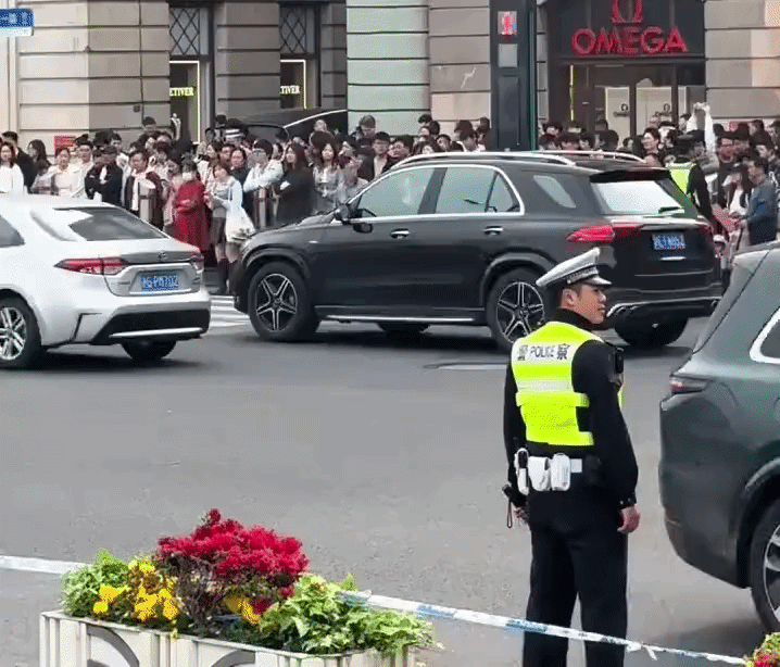 Cảnh tượng trên đường phố Trung Quốc khiến nhiều người bất ngờ, nhận xét: 