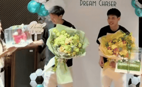 Đình Bắc ngượng chín mặt khi chứng kiến cảnh thân mật giữa Văn Hậu và vợ 1 gif 1 1775526084110 1775526084597202110842