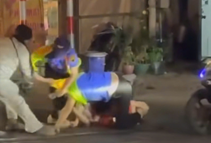 H&agrave;nh hung nh&acirc;n vi&ecirc;n đường sắt khi vượt r&agrave;o chắn: Vụ việc g&acirc;y phẫn nộ tại Đ&agrave; Nẵng - Ảnh 2.