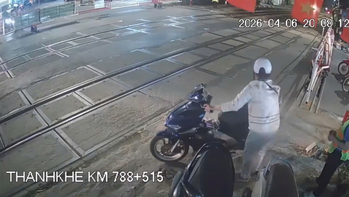 H&agrave;nh hung nh&acirc;n vi&ecirc;n đường sắt khi vượt r&agrave;o chắn: Vụ việc g&acirc;y phẫn nộ tại Đ&agrave; Nẵng - Ảnh 1.
