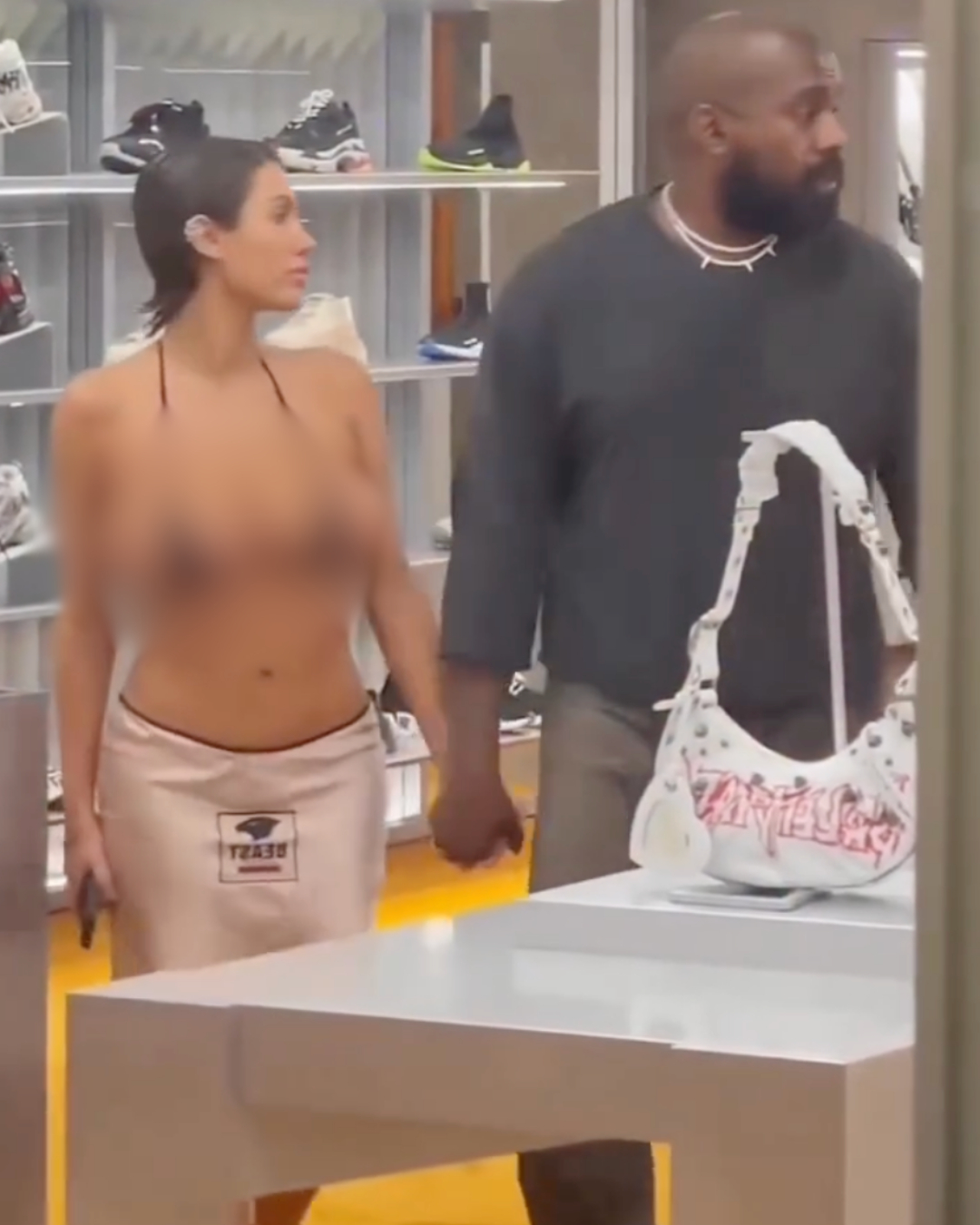 Vợ Kanye West hở hang tới nực cười, chồng đi b&ecirc;n cạnh lại k&iacute;n m&iacute;t khiến cả phố ngo&aacute;i nh&igrave;n- Ảnh 7.