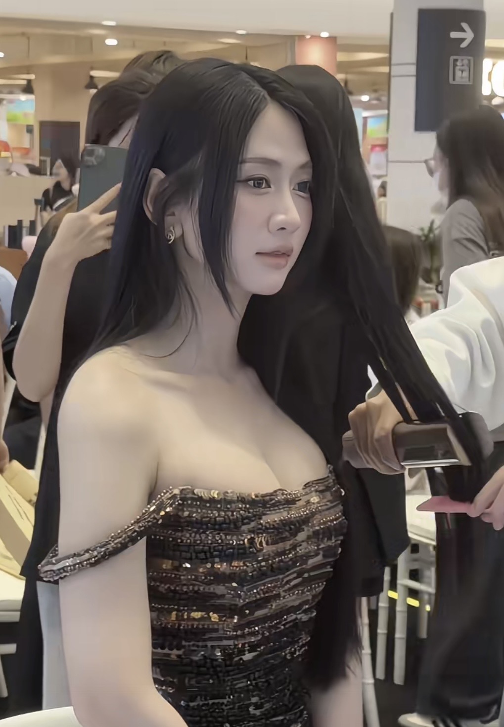 Qu&ecirc;n h&igrave;nh ảnh nổi loạn đi, L&ecirc; Bống ho&aacute; "ngọc nữ" truyền h&igrave;nh, xuất hiện thanh lịch, nhan sắc thăng hạng - Ảnh 4.