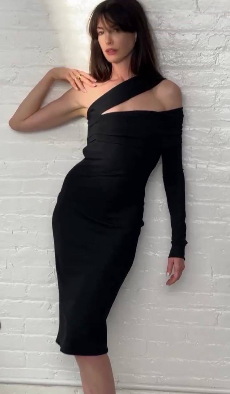 Anne Hathaway, 44 tuổi, đẹp v&agrave; sexy tới mức khiến người ta "kh&oacute; thở"- Ảnh 3.