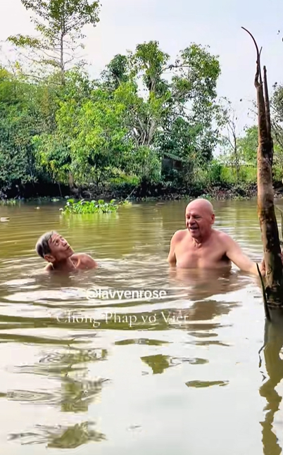 2 th&aacute;ng "ho&agrave; tan" của vợ chồng người Ph&aacute;p được sui gia Việt Nam dẫn đi tắm s&ocirc;ng, đi nhậu, tập nằm v&otilde;ng- Ảnh 1.