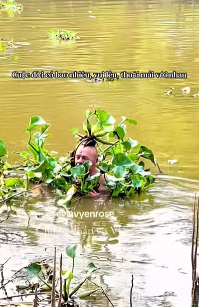 2 th&aacute;ng "ho&agrave; tan" của vợ chồng người Ph&aacute;p được sui gia Việt Nam dẫn đi tắm s&ocirc;ng, đi nhậu, tập nằm v&otilde;ng- Ảnh 2.