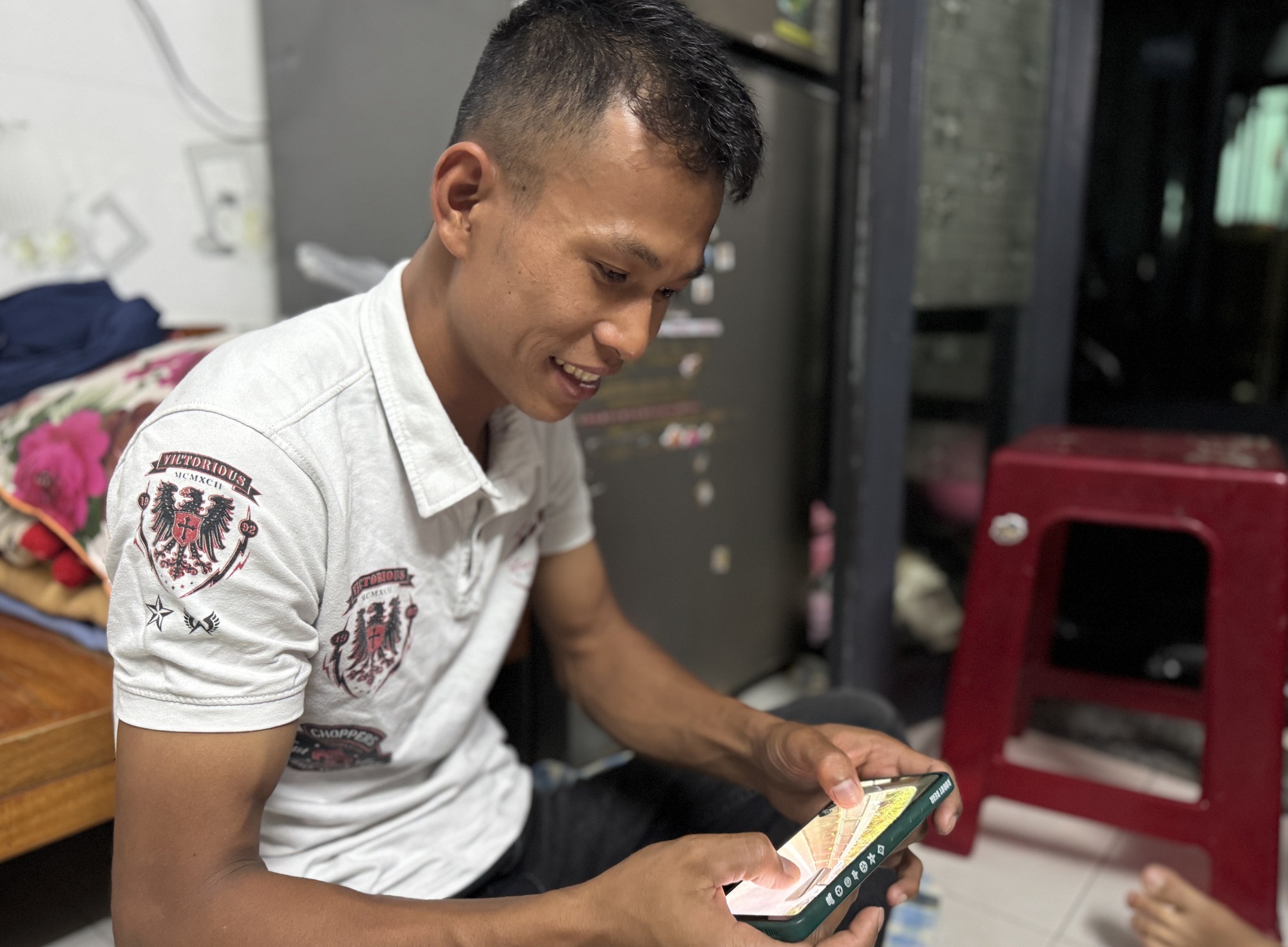 CLIP: T&agrave;i xế kể lại khoảnh khắc dừng xe tr&ecirc;n Quốc lộ 1, cứu b&eacute; g&aacute;i sang đường một m&igrave;nh - Ảnh 2.